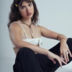 Giovanna Grigio Instagram - Hoje pra @quem 🤍 Fotos: @robertoamartini assistência: @gvazguimaraes Beauty: @mauromarcos assistência: @euotavioh Styling: @marinaaaaaaaaaaaaaa_ assistência: @maryvii_ @danytavarescomunicacao @actorsearts