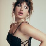 Giovanna Grigio Instagram - @glamourbrasil 🤍 i love it Foto: @robertoamartini assistência: @gvazguimaraes Styling: @marinaaaaaaaaaaaaaa_ assistência: @maryvii_ Beauty: @mauromarcos assistência: @euotavioh @danytavarescomunicacao @actorsearts
