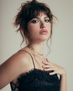 Giovanna Grigio Instagram - @glamourbrasil 🤍 i love it Foto: @robertoamartini assistência: @gvazguimaraes Styling: @marinaaaaaaaaaaaaaa_ assistência: @maryvii_ Beauty: @mauromarcos assistência: @euotavioh @danytavarescomunicacao @actorsearts