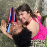 Giovanna Grigio Instagram - @perdidafilme é um sonho. Em muitos sentidos. É uma história fantástica sobre amor e tempo. São personagens que há anos fazem parte dos sonhos de milhares de fãs por todo o país. É a ideia de trazer uma trama com essas proporções pro cinema. É a memória de uma Giovanna criança, obcecada por princesas e contos de fadas, e também por cinema. Eu sempre sonhei em ser artista de CINEMA. Em ser princesa também hahaha, e apesar da Sofia não ser exatamente uma princesa, ela me realizou de maneiras que eu jamais imaginei. A responsabilidade de trazer a vida uma história tão amada, os dias e noites estudando, me preparando, e me apaixonando cada vez mais por esse universo… tudo valeu tão a pena. Quando chegam os créditos, cheios de nomes de pessoas amadas que foram essenciais pra realização desse filme, o sentimento que fica é de orgulho. @montaleone , meu Prin, meu grande parceiro! Trabalhar com o Bruno foi das minhas melhores surpresas. Porque é delicioso estar ao lado de alguém que também ama o que faz, que é presente, que é disponível! E que o tempo todo se tornou meu grande apoio de confiança e parceria. E paciência porque eu enchia MUITO o saco dele. Obrigada, amigo, por tanto! Gostaria de agradecer também a @tubaldinishelling pela oportunidade, confiança e carinho durante todo o processo e depois! A @katherinechediak e @deanwlaw pela troca artística e afetiva, pelas longas conversas sobre o filme, in all languages, always with respect, love and trust! A @carinarissi , que um dia teve uma ideia, escreveu uma história, e confiou a mim a sua primeira protagonista! Eu a carrego com amor e respeito! A toda a equipe que trabalhou incansavelmente pra fazer a obra de arte que entregamos, sem vocês nada seria possível! Aos meus colegas de elenco, pela troca, talento, ensinamentos, e amizade, que no fim, foi o mais precioso que herdei dessa experiência. Perdida está nos cinemas, e é muito importante que nós consigamos encher as salas nesse final de semana, isso define o destino do filme. Apoiem o cinema nacional. As nossas histórias merecem ser contadas e apreciadas!