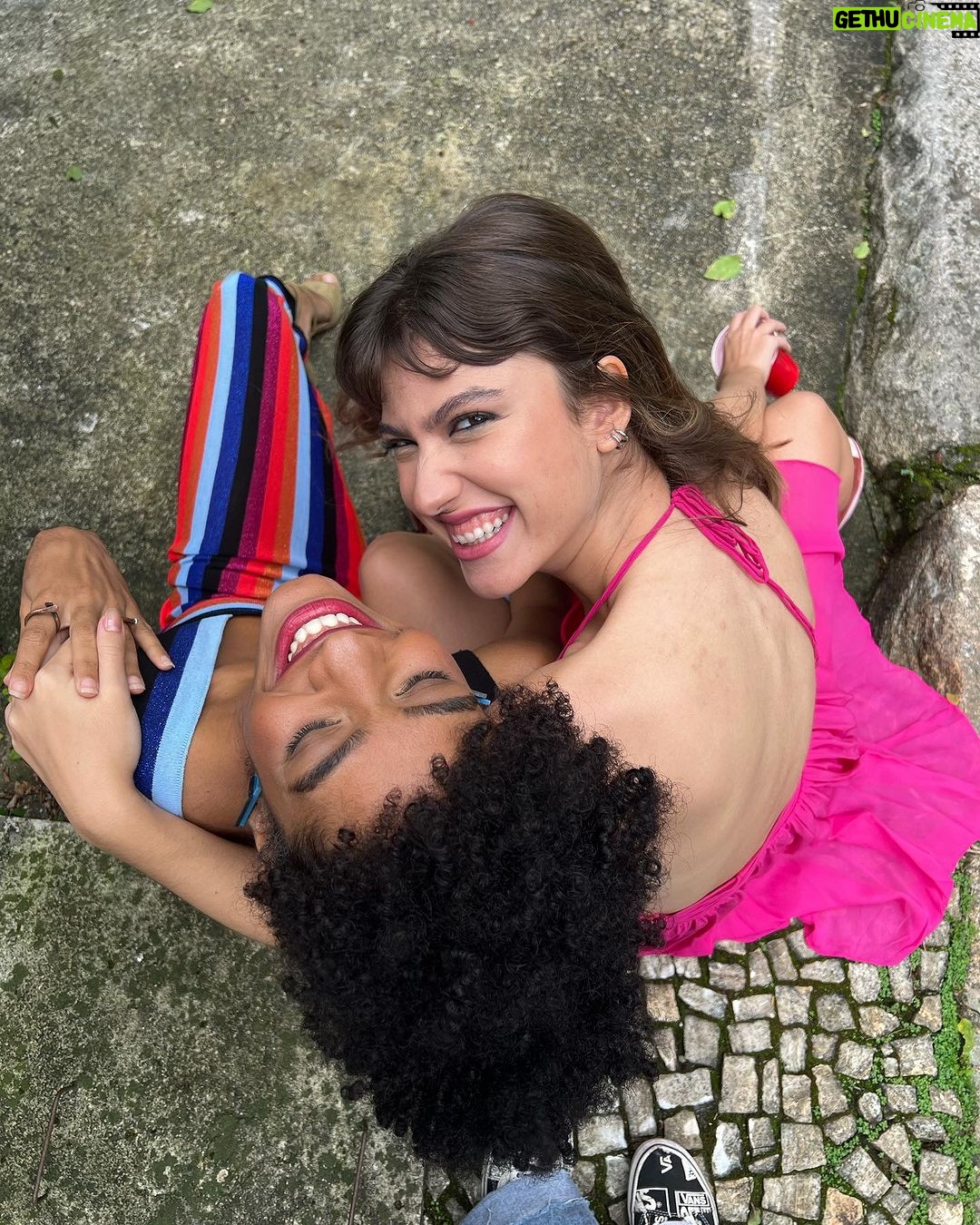 Giovanna Grigio Instagram - @perdidafilme é um sonho. Em muitos sentidos. É uma história fantástica sobre amor e tempo. São personagens que há anos fazem parte dos sonhos de milhares de fãs por todo o país. É a ideia de trazer uma trama com essas proporções pro cinema. É a memória de uma Giovanna criança, obcecada por princesas e contos de fadas, e também por cinema. Eu sempre sonhei em ser artista de CINEMA. Em ser princesa também hahaha, e apesar da Sofia não ser exatamente uma princesa, ela me realizou de maneiras que eu jamais imaginei. A responsabilidade de trazer a vida uma história tão amada, os dias e noites estudando, me preparando, e me apaixonando cada vez mais por esse universo… tudo valeu tão a pena. Quando chegam os créditos, cheios de nomes de pessoas amadas que foram essenciais pra realização desse filme, o sentimento que fica é de orgulho. @montaleone , meu Prin, meu grande parceiro! Trabalhar com o Bruno foi das minhas melhores surpresas. Porque é delicioso estar ao lado de alguém que também ama o que faz, que é presente, que é disponível! E que o tempo todo se tornou meu grande apoio de confiança e parceria. E paciência porque eu enchia MUITO o saco dele. Obrigada, amigo, por tanto! Gostaria de agradecer também a @tubaldinishelling pela oportunidade, confiança e carinho durante todo o processo e depois! A @katherinechediak e @deanwlaw pela troca artística e afetiva, pelas longas conversas sobre o filme, in all languages, always with respect, love and trust! A @carinarissi , que um dia teve uma ideia, escreveu uma história, e confiou a mim a sua primeira protagonista! Eu a carrego com amor e respeito! A toda a equipe que trabalhou incansavelmente pra fazer a obra de arte que entregamos, sem vocês nada seria possível! Aos meus colegas de elenco, pela troca, talento, ensinamentos, e amizade, que no fim, foi o mais precioso que herdei dessa experiência. Perdida está nos cinemas, e é muito importante que nós consigamos encher as salas nesse final de semana, isso define o destino do filme. Apoiem o cinema nacional. As nossas histórias merecem ser contadas e apreciadas!