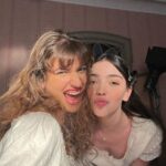Giovanna Grigio Instagram - @perdidafilme é um sonho. Em muitos sentidos. É uma história fantástica sobre amor e tempo. São personagens que há anos fazem parte dos sonhos de milhares de fãs por todo o país. É a ideia de trazer uma trama com essas proporções pro cinema. É a memória de uma Giovanna criança, obcecada por princesas e contos de fadas, e também por cinema. Eu sempre sonhei em ser artista de CINEMA. Em ser princesa também hahaha, e apesar da Sofia não ser exatamente uma princesa, ela me realizou de maneiras que eu jamais imaginei. A responsabilidade de trazer a vida uma história tão amada, os dias e noites estudando, me preparando, e me apaixonando cada vez mais por esse universo… tudo valeu tão a pena. Quando chegam os créditos, cheios de nomes de pessoas amadas que foram essenciais pra realização desse filme, o sentimento que fica é de orgulho. @montaleone , meu Prin, meu grande parceiro! Trabalhar com o Bruno foi das minhas melhores surpresas. Porque é delicioso estar ao lado de alguém que também ama o que faz, que é presente, que é disponível! E que o tempo todo se tornou meu grande apoio de confiança e parceria. E paciência porque eu enchia MUITO o saco dele. Obrigada, amigo, por tanto! Gostaria de agradecer também a @tubaldinishelling pela oportunidade, confiança e carinho durante todo o processo e depois! A @katherinechediak e @deanwlaw pela troca artística e afetiva, pelas longas conversas sobre o filme, in all languages, always with respect, love and trust! A @carinarissi , que um dia teve uma ideia, escreveu uma história, e confiou a mim a sua primeira protagonista! Eu a carrego com amor e respeito! A toda a equipe que trabalhou incansavelmente pra fazer a obra de arte que entregamos, sem vocês nada seria possível! Aos meus colegas de elenco, pela troca, talento, ensinamentos, e amizade, que no fim, foi o mais precioso que herdei dessa experiência. Perdida está nos cinemas, e é muito importante que nós consigamos encher as salas nesse final de semana, isso define o destino do filme. Apoiem o cinema nacional. As nossas histórias merecem ser contadas e apreciadas!