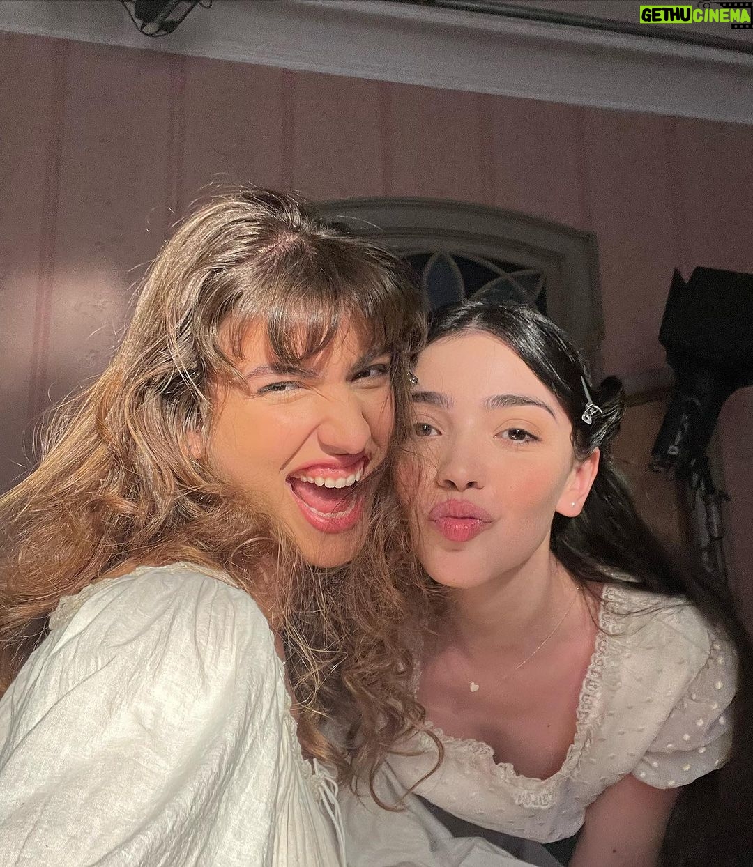 Giovanna Grigio Instagram - @perdidafilme é um sonho. Em muitos sentidos. É uma história fantástica sobre amor e tempo. São personagens que há anos fazem parte dos sonhos de milhares de fãs por todo o país. É a ideia de trazer uma trama com essas proporções pro cinema. É a memória de uma Giovanna criança, obcecada por princesas e contos de fadas, e também por cinema. Eu sempre sonhei em ser artista de CINEMA. Em ser princesa também hahaha, e apesar da Sofia não ser exatamente uma princesa, ela me realizou de maneiras que eu jamais imaginei. A responsabilidade de trazer a vida uma história tão amada, os dias e noites estudando, me preparando, e me apaixonando cada vez mais por esse universo… tudo valeu tão a pena. Quando chegam os créditos, cheios de nomes de pessoas amadas que foram essenciais pra realização desse filme, o sentimento que fica é de orgulho. @montaleone , meu Prin, meu grande parceiro! Trabalhar com o Bruno foi das minhas melhores surpresas. Porque é delicioso estar ao lado de alguém que também ama o que faz, que é presente, que é disponível! E que o tempo todo se tornou meu grande apoio de confiança e parceria. E paciência porque eu enchia MUITO o saco dele. Obrigada, amigo, por tanto! Gostaria de agradecer também a @tubaldinishelling pela oportunidade, confiança e carinho durante todo o processo e depois! A @katherinechediak e @deanwlaw pela troca artística e afetiva, pelas longas conversas sobre o filme, in all languages, always with respect, love and trust! A @carinarissi , que um dia teve uma ideia, escreveu uma história, e confiou a mim a sua primeira protagonista! Eu a carrego com amor e respeito! A toda a equipe que trabalhou incansavelmente pra fazer a obra de arte que entregamos, sem vocês nada seria possível! Aos meus colegas de elenco, pela troca, talento, ensinamentos, e amizade, que no fim, foi o mais precioso que herdei dessa experiência. Perdida está nos cinemas, e é muito importante que nós consigamos encher as salas nesse final de semana, isso define o destino do filme. Apoiem o cinema nacional. As nossas histórias merecem ser contadas e apreciadas!
