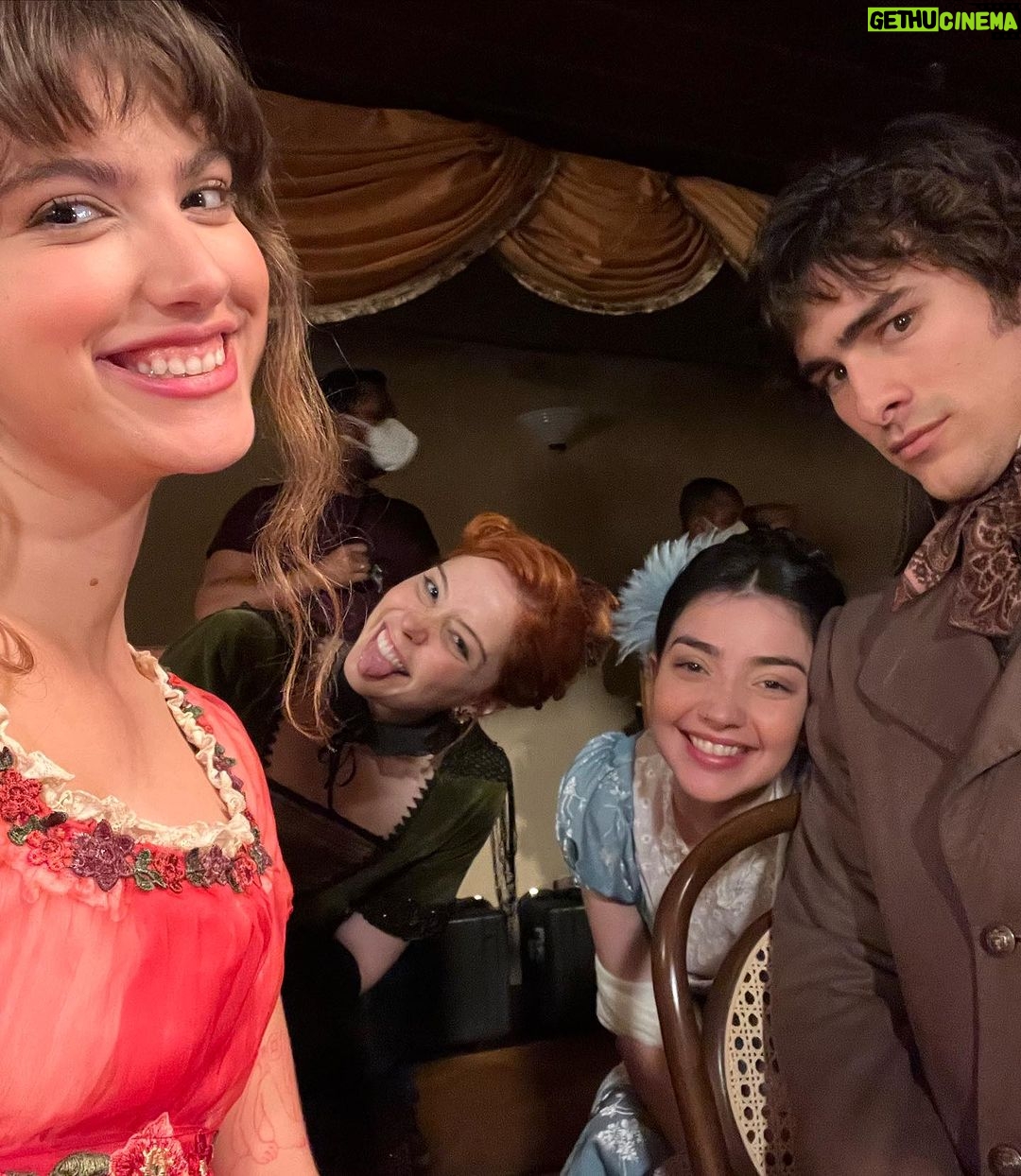 Giovanna Grigio Instagram - @perdidafilme é um sonho. Em muitos sentidos. É uma história fantástica sobre amor e tempo. São personagens que há anos fazem parte dos sonhos de milhares de fãs por todo o país. É a ideia de trazer uma trama com essas proporções pro cinema. É a memória de uma Giovanna criança, obcecada por princesas e contos de fadas, e também por cinema. Eu sempre sonhei em ser artista de CINEMA. Em ser princesa também hahaha, e apesar da Sofia não ser exatamente uma princesa, ela me realizou de maneiras que eu jamais imaginei. A responsabilidade de trazer a vida uma história tão amada, os dias e noites estudando, me preparando, e me apaixonando cada vez mais por esse universo… tudo valeu tão a pena. Quando chegam os créditos, cheios de nomes de pessoas amadas que foram essenciais pra realização desse filme, o sentimento que fica é de orgulho. @montaleone , meu Prin, meu grande parceiro! Trabalhar com o Bruno foi das minhas melhores surpresas. Porque é delicioso estar ao lado de alguém que também ama o que faz, que é presente, que é disponível! E que o tempo todo se tornou meu grande apoio de confiança e parceria. E paciência porque eu enchia MUITO o saco dele. Obrigada, amigo, por tanto! Gostaria de agradecer também a @tubaldinishelling pela oportunidade, confiança e carinho durante todo o processo e depois! A @katherinechediak e @deanwlaw pela troca artística e afetiva, pelas longas conversas sobre o filme, in all languages, always with respect, love and trust! A @carinarissi , que um dia teve uma ideia, escreveu uma história, e confiou a mim a sua primeira protagonista! Eu a carrego com amor e respeito! A toda a equipe que trabalhou incansavelmente pra fazer a obra de arte que entregamos, sem vocês nada seria possível! Aos meus colegas de elenco, pela troca, talento, ensinamentos, e amizade, que no fim, foi o mais precioso que herdei dessa experiência. Perdida está nos cinemas, e é muito importante que nós consigamos encher as salas nesse final de semana, isso define o destino do filme. Apoiem o cinema nacional. As nossas histórias merecem ser contadas e apreciadas!
