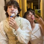 Giovanna Grigio Instagram - @perdidafilme é um sonho. Em muitos sentidos. É uma história fantástica sobre amor e tempo. São personagens que há anos fazem parte dos sonhos de milhares de fãs por todo o país. É a ideia de trazer uma trama com essas proporções pro cinema. É a memória de uma Giovanna criança, obcecada por princesas e contos de fadas, e também por cinema. Eu sempre sonhei em ser artista de CINEMA. Em ser princesa também hahaha, e apesar da Sofia não ser exatamente uma princesa, ela me realizou de maneiras que eu jamais imaginei. A responsabilidade de trazer a vida uma história tão amada, os dias e noites estudando, me preparando, e me apaixonando cada vez mais por esse universo… tudo valeu tão a pena. Quando chegam os créditos, cheios de nomes de pessoas amadas que foram essenciais pra realização desse filme, o sentimento que fica é de orgulho. @montaleone , meu Prin, meu grande parceiro! Trabalhar com o Bruno foi das minhas melhores surpresas. Porque é delicioso estar ao lado de alguém que também ama o que faz, que é presente, que é disponível! E que o tempo todo se tornou meu grande apoio de confiança e parceria. E paciência porque eu enchia MUITO o saco dele. Obrigada, amigo, por tanto! Gostaria de agradecer também a @tubaldinishelling pela oportunidade, confiança e carinho durante todo o processo e depois! A @katherinechediak e @deanwlaw pela troca artística e afetiva, pelas longas conversas sobre o filme, in all languages, always with respect, love and trust! A @carinarissi , que um dia teve uma ideia, escreveu uma história, e confiou a mim a sua primeira protagonista! Eu a carrego com amor e respeito! A toda a equipe que trabalhou incansavelmente pra fazer a obra de arte que entregamos, sem vocês nada seria possível! Aos meus colegas de elenco, pela troca, talento, ensinamentos, e amizade, que no fim, foi o mais precioso que herdei dessa experiência. Perdida está nos cinemas, e é muito importante que nós consigamos encher as salas nesse final de semana, isso define o destino do filme. Apoiem o cinema nacional. As nossas histórias merecem ser contadas e apreciadas!