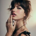 Giovanna Grigio Instagram - Hoje para @lofficielbrasil 🤍 e o coração não aguentando de ansiedade pra amanhã (sim, gente, já é amanhã) @perdidafilme finalmente estreia oficialmente nos cinemas! Espero todo mundo lá! . . . Fotos: @robertoamartini assistência: @gvazguimaraes Styling: @marinaaaaaaaaaaaaaa_ assistência: @maryvii_ Beauty: @mauromarcos assistência: @euotavioh @danytavarescomunicacao @actorsearts