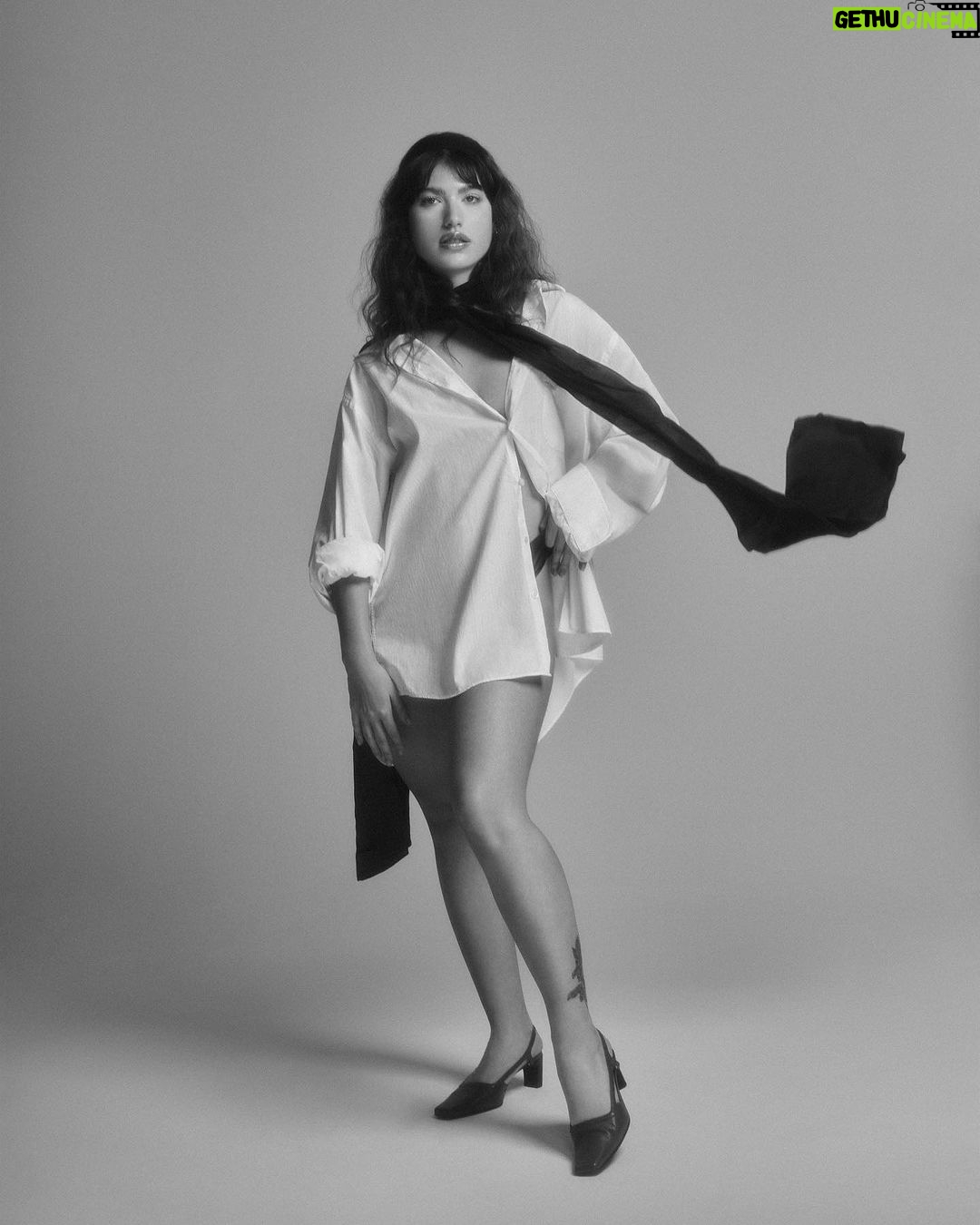 Giovanna Grigio Instagram - hoje para @marieclairebr đ€ . . . Fotos: @robertoamartini com assistĂȘncia @gvazguimaraes Styling: @marinaaaaaaaaaaaaaa_ assistĂȘncia: @maryvii_ Beauty: @mauromarcos assistĂȘncia: @euotavioh @danytavarescomunicacao @actorsearts