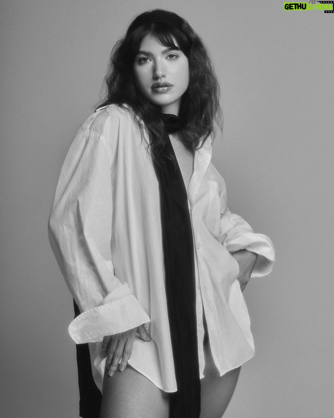 Giovanna Grigio Instagram - hoje para @marieclairebr đ€ . . . Fotos: @robertoamartini com assistĂȘncia @gvazguimaraes Styling: @marinaaaaaaaaaaaaaa_ assistĂȘncia: @maryvii_ Beauty: @mauromarcos assistĂȘncia: @euotavioh @danytavarescomunicacao @actorsearts