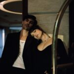 Giovanna Grigio Instagram - quem vê de longe nem imagina que juntos somos a quinta série todinha :) 🤍 . . . Fotos: @gabiliisboa @aperigosadosclicks Styling: @joaoribeiroo Beauty: @mauromarcos