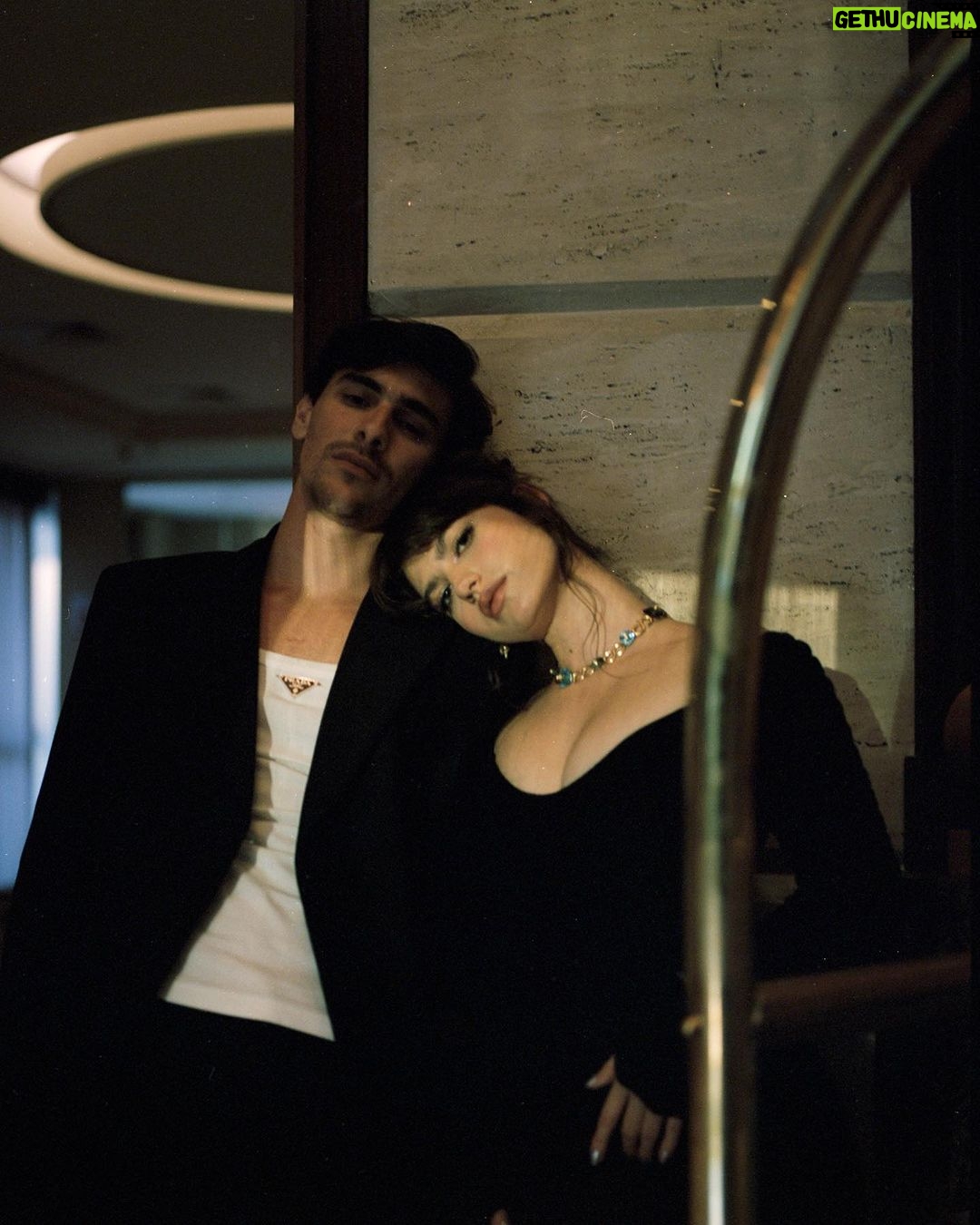 Giovanna Grigio Instagram - quem vê de longe nem imagina que juntos somos a quinta série todinha :) 🤍 . . . Fotos: @gabiliisboa @aperigosadosclicks Styling: @joaoribeiroo Beauty: @mauromarcos