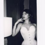 Giovanna Grigio Instagram - veo una muñeca cuando miro en el espejo 🦢 . . . Fotos: @gabiliisboa @aperigosadosclicks Styling: @joaoribeiroo Beauty: @mauromarcos