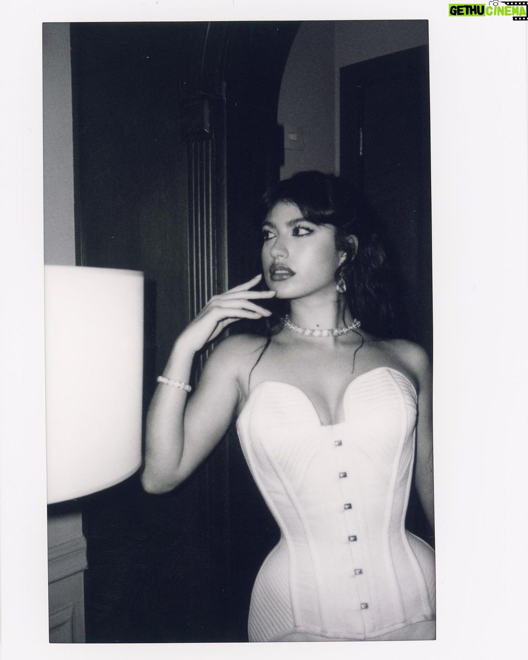 Giovanna Grigio Instagram - veo una muñeca cuando miro en el espejo 🦢 . . . Fotos: @gabiliisboa @aperigosadosclicks Styling: @joaoribeiroo Beauty: @mauromarcos