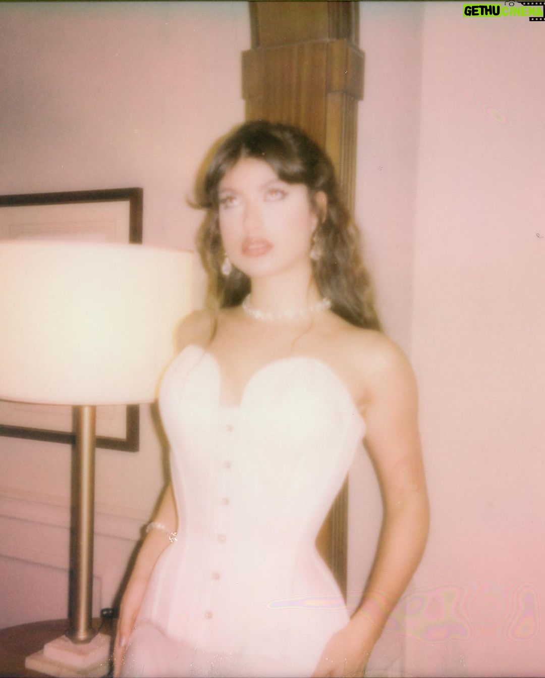 Giovanna Grigio Instagram - veo una muñeca cuando miro en el espejo 🦢 . . . Fotos: @gabiliisboa @aperigosadosclicks Styling: @joaoribeiroo Beauty: @mauromarcos