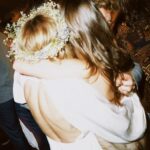 Giovanna Grigio Instagram - meus amigos casaram, e comemoram o amor deles. e eu compartilho o meu amor por eles! de brinde ainda tive a HONRA de pegar o buquê mais cobiçado do ano. se eu receber um décimo do amor que ronda essa família linda, eu vou ser abençoada pra sempre! 🤍💐