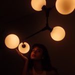 Giovanna Grigio Instagram - se tem uma coisa que eu aprendi fazendo a decoração da casa nova, foi que a iluminação é a parte mais importante na hora de trazer vida aos ambientes. A @nordecoroficial foi responsável por toda a iluminação de casa, nem couberam todos os detalhes lindos aqui, porque são muitos! Eu sempre curti mais uma iluminação quente e estávamos atrás de um design descolado! E com certeza ficou tudo do jeitinho que a gente queria 💛 Iluminação: @nordecoroficial Gestão de Projetos: @jackiebritto @modacom__ Projeto: @steinruiz Reforma: @2rconstrucaoereforma