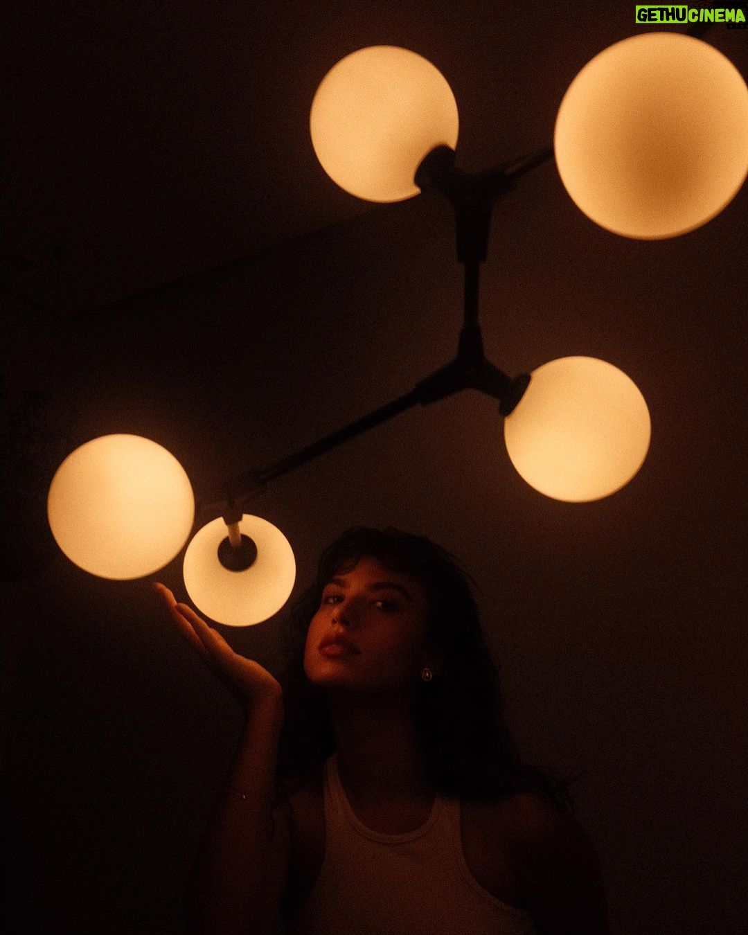 Giovanna Grigio Instagram - se tem uma coisa que eu aprendi fazendo a decoração da casa nova, foi que a iluminação é a parte mais importante na hora de trazer vida aos ambientes. A @nordecoroficial foi responsável por toda a iluminação de casa, nem couberam todos os detalhes lindos aqui, porque são muitos! Eu sempre curti mais uma iluminação quente e estávamos atrás de um design descolado! E com certeza ficou tudo do jeitinho que a gente queria 💛 Iluminação: @nordecoroficial Gestão de Projetos: @jackiebritto @modacom__ Projeto: @steinruiz Reforma: @2rconstrucaoereforma