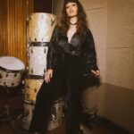 Giovanna Grigio Instagram - Fiquei tão inspirada depois de assistir os primeiros episódios de Daisy Jones & The Six, que eu não aguentei fui direto pro guarda roupa criar os meus próprios looks dos anos 70! E aí? Curtiram meu visual “Aurora Tour”? Aproveitem os 30 dias grátis de Prime Video e não percam nenhum capítulo dessa história @primevideo @primevideobr #PrimeVideo #DaisyJonesAndTheSix #DaisyJones #Publi