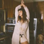 Giovanna Grigio Instagram - Fiquei tão inspirada depois de assistir os primeiros episódios de Daisy Jones & The Six, que eu não aguentei fui direto pro guarda roupa criar os meus próprios looks dos anos 70! E aí? Curtiram meu visual “Aurora Tour”? Aproveitem os 30 dias grátis de Prime Video e não percam nenhum capítulo dessa história @primevideo @primevideobr #PrimeVideo #DaisyJonesAndTheSix #DaisyJones #Publi
