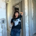 Giovanna Grigio Instagram - photoshoot na obra q ta ficando a coisa mais linda da VIDA, tudo graças aos profissionais maravilhosos que estão cuidando de tudo pra que minha casa fique perfeita 🤍 @modacom__ @jackiebritto @steinruiz @2rconstrucaoereforma