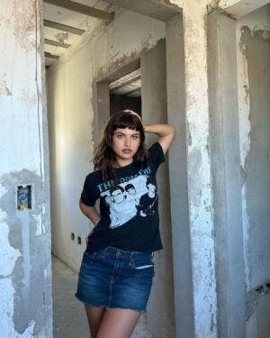 Giovanna Grigio Instagram - photoshoot na obra q ta ficando a coisa mais linda da VIDA, tudo graças aos profissionais maravilhosos que estão cuidando de tudo pra que minha casa fique perfeita 🤍 @modacom__ @jackiebritto @steinruiz @2rconstrucaoereforma