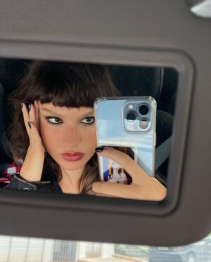 Giovanna Grigio Instagram - Ontem fiz ✨25✨ anos e a crise do 1/4 de século me pegou de jeito! Esses últimos anos foram intensos, difíceis e bonitos demais! Conheci pessoas maravilhosas, fui a lugares que antes só existiam nos meus sonhos, me redescobri incontáveis vezes como pessoa, me vi crescer como artista, lidei carinhosamente com a depressão que eu descobri que me acompanha há mais de um ano. Chorei, ri, senti demais, senti de menos, fiz merda, e gracias a dios que vivi intensamente tudo isso! Porque eu vim pra esse mundo pra viver cada segundo que eu tenho pra mim! Obrigada a todos pelas mensagens de carinho! 🤍sejamos felizes!