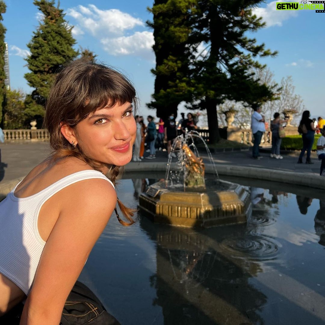 Giovanna Grigio Instagram - O dia q a Grigio (lê-se Gridio) tentou tirar uma foto com uma estátua de um grillo 🦗(lê-se gridio tbm) Castillo De Chapultepec