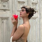Giovanna Grigio Instagram - Com um aroma floral frutado e amadeirado (refrescado com as notas picantes de limão italiano reciclado), Nina Le Parfum é a mais ousada adição à linha Nina by Nina Ricci. O fato de que 90% dos ingredientes na composição do perfume serem de origem natural, limpa e vegana, só acrescenta na experiência. Chique e consciente, como os dias de hoje pedem. Eu tô apaixonada, e muito feliz de poder compartilhar a novidade, e um dos meus segredinhos, com vocês! #ninaricci #NinaLeParfum @ninaricci