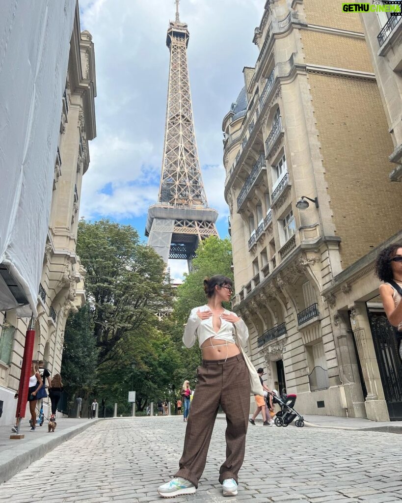 Giovanna Grigio Instagram - Voilà, c’est comme ça 🤍 Tour Eiffel