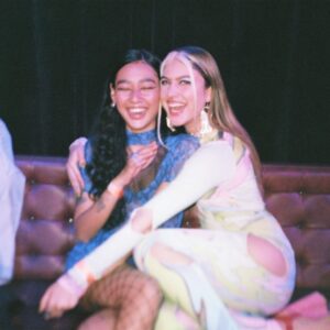 Giovanna Grigio Instagram - a segunda temporada de @soyrebeldenetflix está disponível ❤️‍🔥 e eu tô muito feliz por matar essa saudade, y cómo yo extrañaba el EWS! 
(deixo bem claro que eu não vou pagar a terapia de ninguém, sofram com a Emília por sua própria conta e risco 😗)
@netflixlat