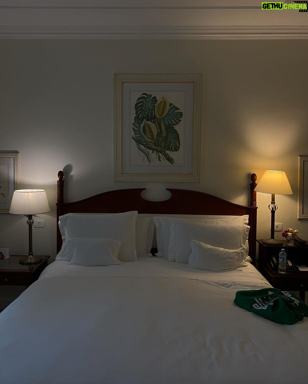 Giovanna Grigio - 195.5K Likes - passei os dias mais lindos no @belmondcopacabanapalace , que delícia poder viver de perto esse pedacinho da história do Rio, que me recebeu tão bem e que eu já posso chamar de casa! 🤍 #100docopa