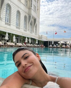 Giovanna Grigio Instagram - passei os dias mais lindos no @belmondcopacabanapalace , que delícia poder viver de perto esse pedacinho da história do Rio, que me recebeu tão bem e que eu já posso chamar de casa! 🤍 #100docopa