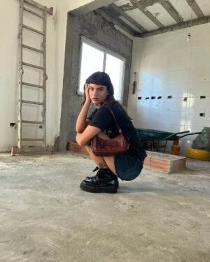 Giovanna Grigio Instagram - photoshoot na obra q ta ficando a coisa mais linda da VIDA, tudo graças aos profissionais maravilhosos que estão cuidando de tudo pra que minha casa fique perfeita 🤍 @modacom__ @jackiebritto @steinruiz @2rconstrucaoereforma