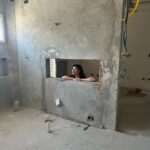 Giovanna Grigio Instagram - photoshoot na obra q ta ficando a coisa mais linda da VIDA, tudo graças aos profissionais maravilhosos que estão cuidando de tudo pra que minha casa fique perfeita 🤍 @modacom__ @jackiebritto @steinruiz @2rconstrucaoereforma