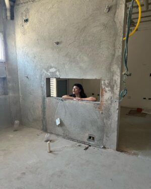 Giovanna Grigio Instagram - photoshoot na obra q ta ficando a coisa mais linda da VIDA, tudo graças aos profissionais maravilhosos que estão cuidando de tudo pra que minha casa fique perfeita 🤍 @modacom__ @jackiebritto @steinruiz @2rconstrucaoereforma