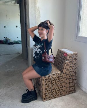 Giovanna Grigio Instagram - photoshoot na obra q ta ficando a coisa mais linda da VIDA, tudo graças aos profissionais maravilhosos que estão cuidando de tudo pra que minha casa fique perfeita 🤍 @modacom__ @jackiebritto @steinruiz @2rconstrucaoereforma