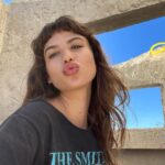 Giovanna Grigio Instagram - photoshoot na obra q ta ficando a coisa mais linda da VIDA, tudo graças aos profissionais maravilhosos que estão cuidando de tudo pra que minha casa fique perfeita 🤍 @modacom__ @jackiebritto @steinruiz @2rconstrucaoereforma