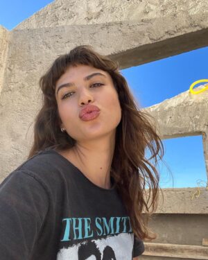 Giovanna Grigio Instagram - photoshoot na obra q ta ficando a coisa mais linda da VIDA, tudo graças aos profissionais maravilhosos que estão cuidando de tudo pra que minha casa fique perfeita 🤍 @modacom__ @jackiebritto @steinruiz @2rconstrucaoereforma