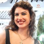Giovanna Grigio Instagram - A incrível @gigigrigio veio dar aquele up na make aqui no nosso espaço no @vozes e já está pronta para curtir o festival. 💄 #NosEncontramosNaMúsica #NaturaFestivais #DescriçãoDeImagem conteúdo em formato de vídeo que mostra a criadora de conteúdo @gigigrigio no espaço da Natura no @vozes. Ao longo dele, ela usa o Sombra Mono na cor Azul Joy, a Caneta Delineadora para Olhos Preta e o Batom Cremoso na cor Broken Brown, todos de Natura Faces. Ela usa também o Iluminador Marmorizado Corpo e Rosto e a Bruma Facial Hidratante Fixadora, de Natura Una.