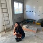 Giovanna Grigio Instagram - photoshoot na obra q ta ficando a coisa mais linda da VIDA, tudo graças aos profissionais maravilhosos que estão cuidando de tudo pra que minha casa fique perfeita 🤍 @modacom__ @jackiebritto @steinruiz @2rconstrucaoereforma