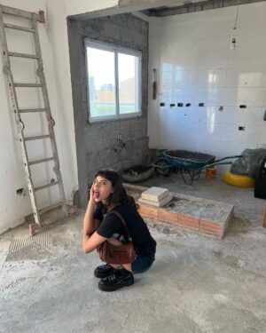 Giovanna Grigio Instagram - photoshoot na obra q ta ficando a coisa mais linda da VIDA, tudo graças aos profissionais maravilhosos que estão cuidando de tudo pra que minha casa fique perfeita 🤍 @modacom__ @jackiebritto @steinruiz @2rconstrucaoereforma