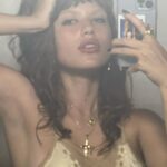 Giovanna Grigio Instagram - Ontem fiz ✨25✨ anos e a crise do 1/4 de século me pegou de jeito! Esses últimos anos foram intensos, difíceis e bonitos demais! Conheci pessoas maravilhosas, fui a lugares que antes só existiam nos meus sonhos, me redescobri incontáveis vezes como pessoa, me vi crescer como artista, lidei carinhosamente com a depressão que eu descobri que me acompanha há mais de um ano. Chorei, ri, senti demais, senti de menos, fiz merda, e gracias a dios que vivi intensamente tudo isso! Porque eu vim pra esse mundo pra viver cada segundo que eu tenho pra mim! Obrigada a todos pelas mensagens de carinho! 🤍sejamos felizes!