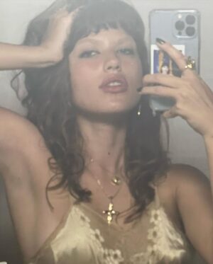 Giovanna Grigio Instagram - Ontem fiz ✨25✨ anos e a crise do 1/4 de século me pegou de jeito! Esses últimos anos foram intensos, difíceis e bonitos demais! Conheci pessoas maravilhosas, fui a lugares que antes só existiam nos meus sonhos, me redescobri incontáveis vezes como pessoa, me vi crescer como artista, lidei carinhosamente com a depressão que eu descobri que me acompanha há mais de um ano. Chorei, ri, senti demais, senti de menos, fiz merda, e gracias a dios que vivi intensamente tudo isso! Porque eu vim pra esse mundo pra viver cada segundo que eu tenho pra mim! Obrigada a todos pelas mensagens de carinho! 🤍sejamos felizes!