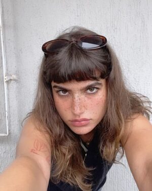 Giovanna Grigio Instagram - Ontem fiz ✨25✨ anos e a crise do 1/4 de século me pegou de jeito! Esses últimos anos foram intensos, difíceis e bonitos demais! Conheci pessoas maravilhosas, fui a lugares que antes só existiam nos meus sonhos, me redescobri incontáveis vezes como pessoa, me vi crescer como artista, lidei carinhosamente com a depressão que eu descobri que me acompanha há mais de um ano. Chorei, ri, senti demais, senti de menos, fiz merda, e gracias a dios que vivi intensamente tudo isso! Porque eu vim pra esse mundo pra viver cada segundo que eu tenho pra mim! Obrigada a todos pelas mensagens de carinho! 🤍sejamos felizes!