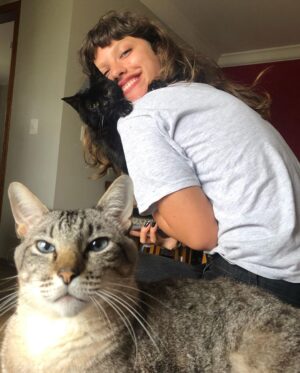 Giovanna Grigio Instagram - Ontem fiz ✨25✨ anos e a crise do 1/4 de século me pegou de jeito! Esses últimos anos foram intensos, difíceis e bonitos demais! Conheci pessoas maravilhosas, fui a lugares que antes só existiam nos meus sonhos, me redescobri incontáveis vezes como pessoa, me vi crescer como artista, lidei carinhosamente com a depressão que eu descobri que me acompanha há mais de um ano. Chorei, ri, senti demais, senti de menos, fiz merda, e gracias a dios que vivi intensamente tudo isso! Porque eu vim pra esse mundo pra viver cada segundo que eu tenho pra mim! Obrigada a todos pelas mensagens de carinho! 🤍sejamos felizes!