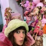 Giovanna Grigio Instagram - Ontem fiz ✨25✨ anos e a crise do 1/4 de século me pegou de jeito! Esses últimos anos foram intensos, difíceis e bonitos demais! Conheci pessoas maravilhosas, fui a lugares que antes só existiam nos meus sonhos, me redescobri incontáveis vezes como pessoa, me vi crescer como artista, lidei carinhosamente com a depressão que eu descobri que me acompanha há mais de um ano. Chorei, ri, senti demais, senti de menos, fiz merda, e gracias a dios que vivi intensamente tudo isso! Porque eu vim pra esse mundo pra viver cada segundo que eu tenho pra mim! Obrigada a todos pelas mensagens de carinho! 🤍sejamos felizes!
