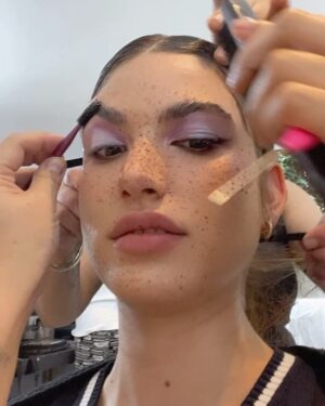 Giovanna Grigio Instagram - Ontem fiz ✨25✨ anos e a crise do 1/4 de século me pegou de jeito! Esses últimos anos foram intensos, difíceis e bonitos demais! Conheci pessoas maravilhosas, fui a lugares que antes só existiam nos meus sonhos, me redescobri incontáveis vezes como pessoa, me vi crescer como artista, lidei carinhosamente com a depressão que eu descobri que me acompanha há mais de um ano. Chorei, ri, senti demais, senti de menos, fiz merda, e gracias a dios que vivi intensamente tudo isso! Porque eu vim pra esse mundo pra viver cada segundo que eu tenho pra mim! Obrigada a todos pelas mensagens de carinho! 🤍sejamos felizes!
