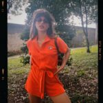 Giovanna Grigio Instagram - A @filabr me enviou a nova coleção Dolce vita que remete ao verão italiano, e ao mesmo tempo a herança da marca com muita elegância. Perfeita para passar esse final de ano com muuito estilo e presentar alguém que você ama. Vem checar essas peças no site da FILA e usar meu cupom de desconto: GIGIGRIGIO15 🤍 *publi