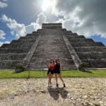 Giovanna Grigio Instagram - Fui a Chichén Itzá e Cobá, conheci os cenotes, aprendi sobre a cultura maya, encontrei pessoas especiais e me conectei com a espiritualidade, tudo isso na melhor companhia (te amo irmã @gabimedvedovski ) e com a ajuda da @outsidertours que nos ajudou a organizar a viagem de férias que a gente queria (e precisava)! Gracias a todos de La península de Yucatán por recibirnos con tanto cariño y cuidado, ojalá regresemos pronto! 🤍 Chichén-Itzá