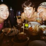 Giovanna Grigio Instagram - fui pras europas pra me apaixonar por essas brazucas ♥️ 📷 @bia_facchin