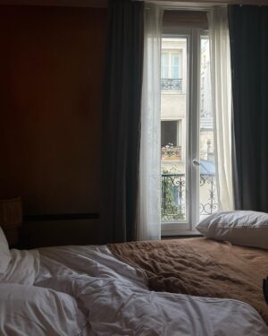 Giovanna Grigio Instagram - Merci beaucoup @babel.belleville por me receberem com tanto carinho! delícia saber que tenho um lugar tão charmoso pra chamar de casa em Paris🤍